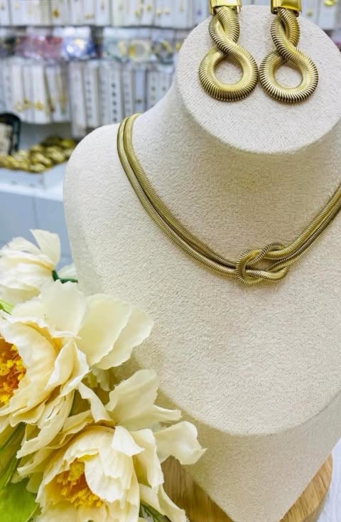 COLLIER 