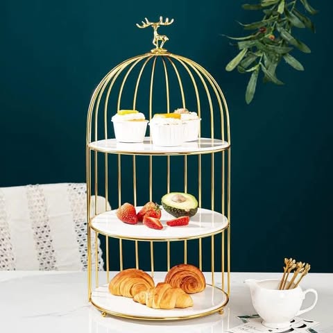 presentoire avec des assiettes ceramiques