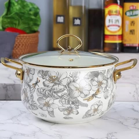 casserole métal avec couvert